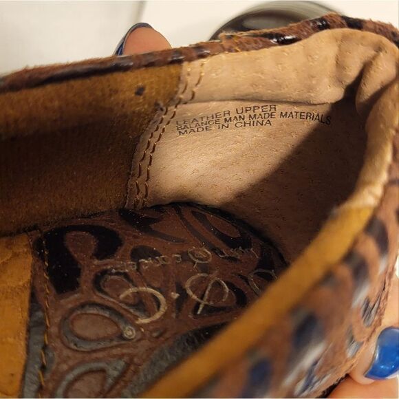 Born Concept BOC Brown Floral/Paisley Embossed Leather Closed Back Clogs Sz.7/38 - Picture 7 of 8